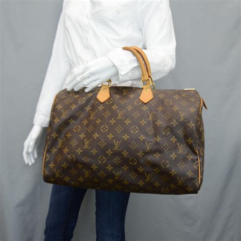 lv speedy 40 with strap